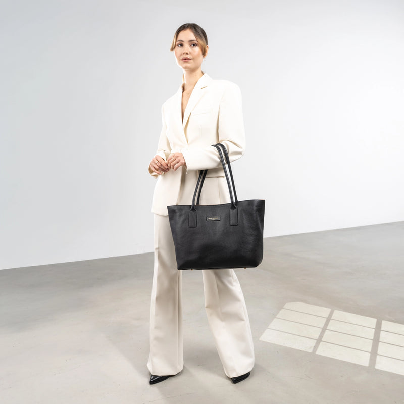 Isabel Bernard Honoré Elin Zwarte kalfslederen schoudertas IB25111-001-zoom-