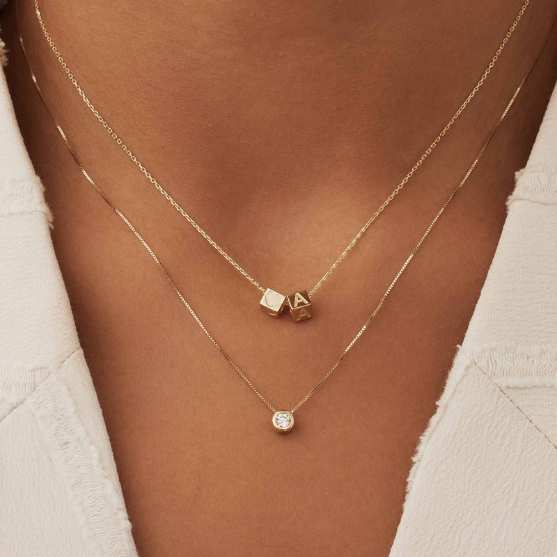 Isabel Bernard Le Carré Felie 14 Karaat Gouden Initial Bedel Kubus IB340043-zoom-