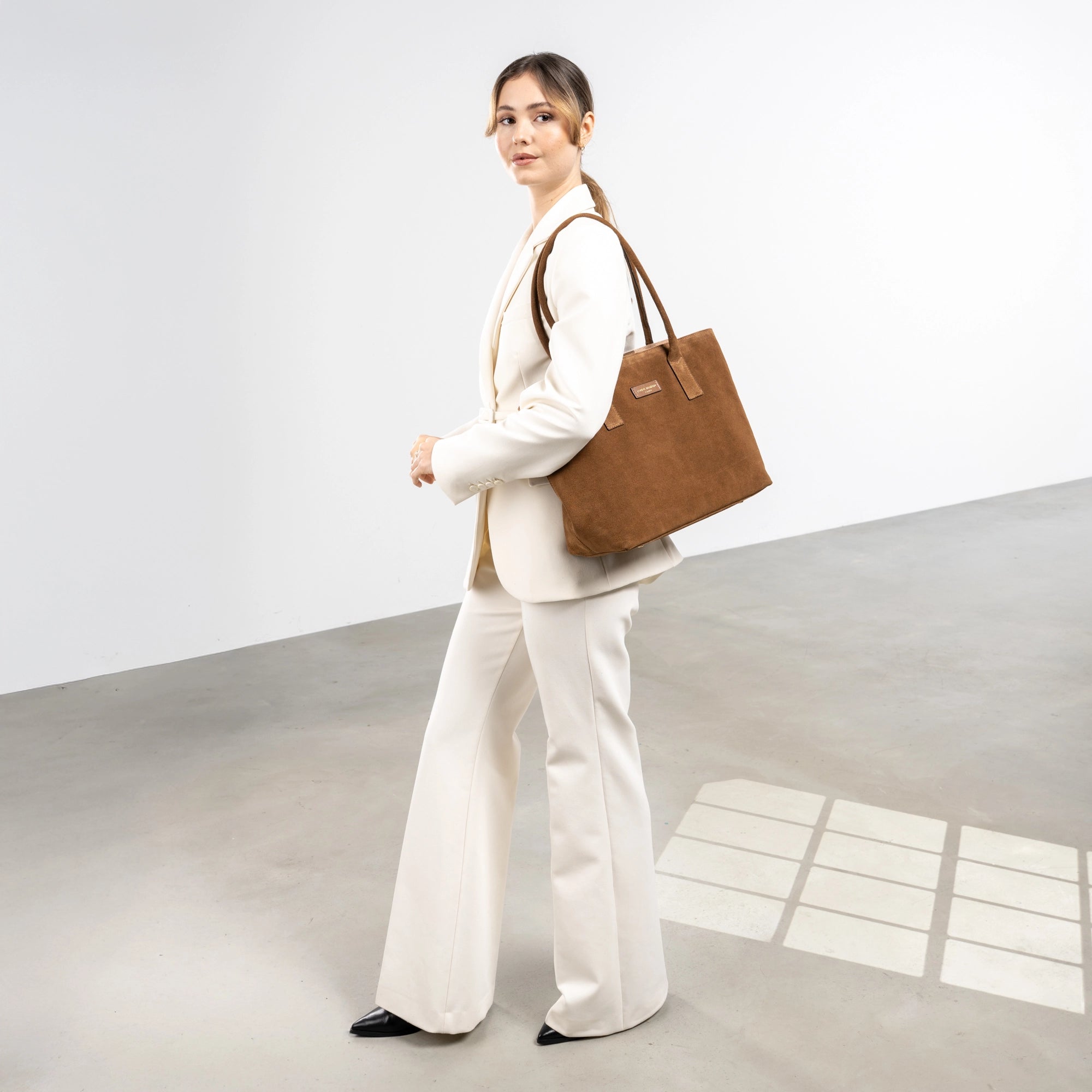 Isabel Bernard Honoré Elin Brown Suede shoulder bag IB25111-130