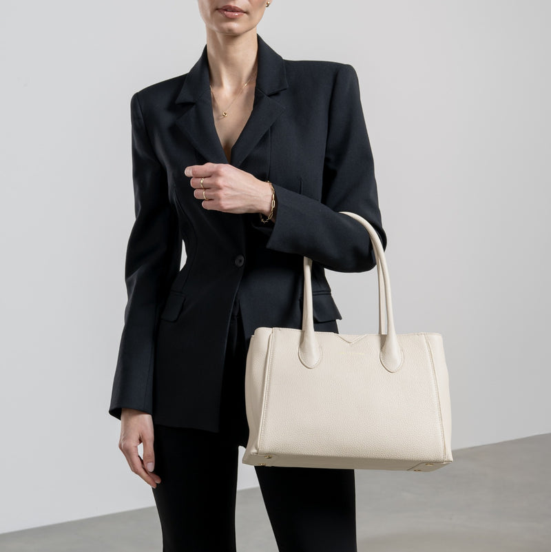 Isabel Bernard Honoré Cloe Midi Crème me Kalfsleren Handtas IB25082-070-zoom-