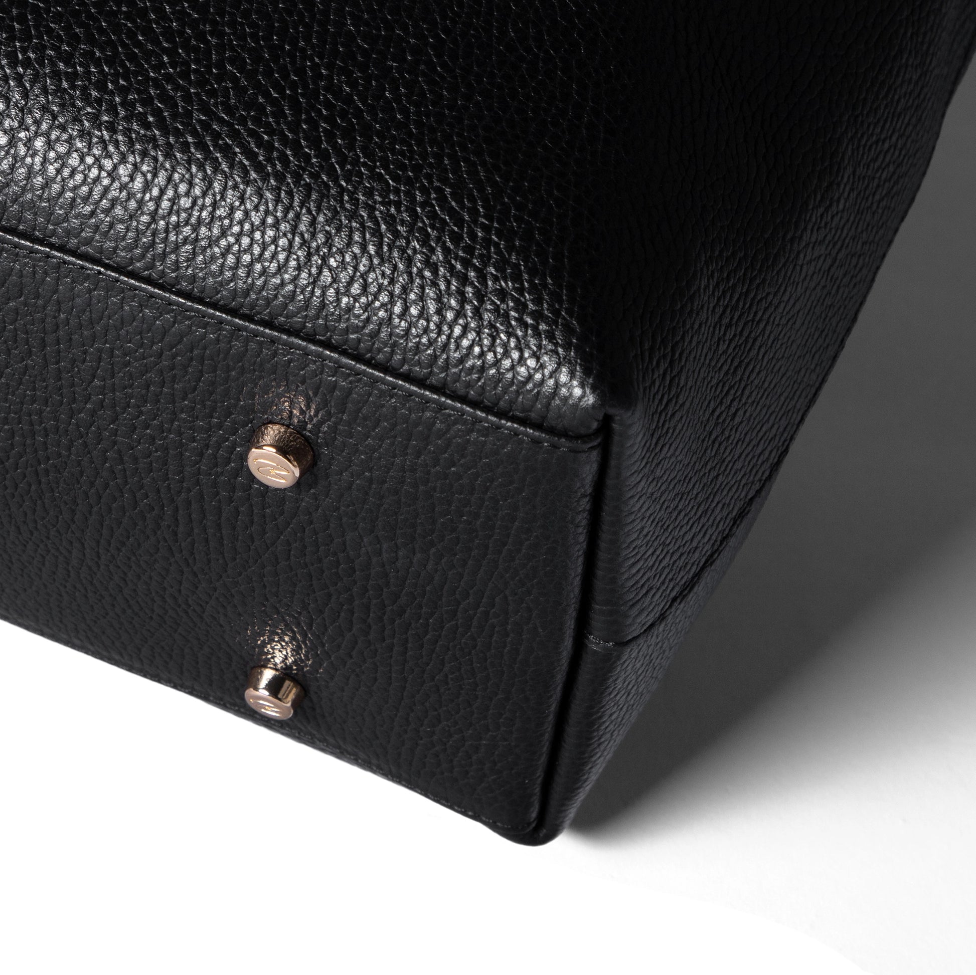 Isabel Bernard Honoré Elin Black calfskin leather shoulder bag IB25111-001