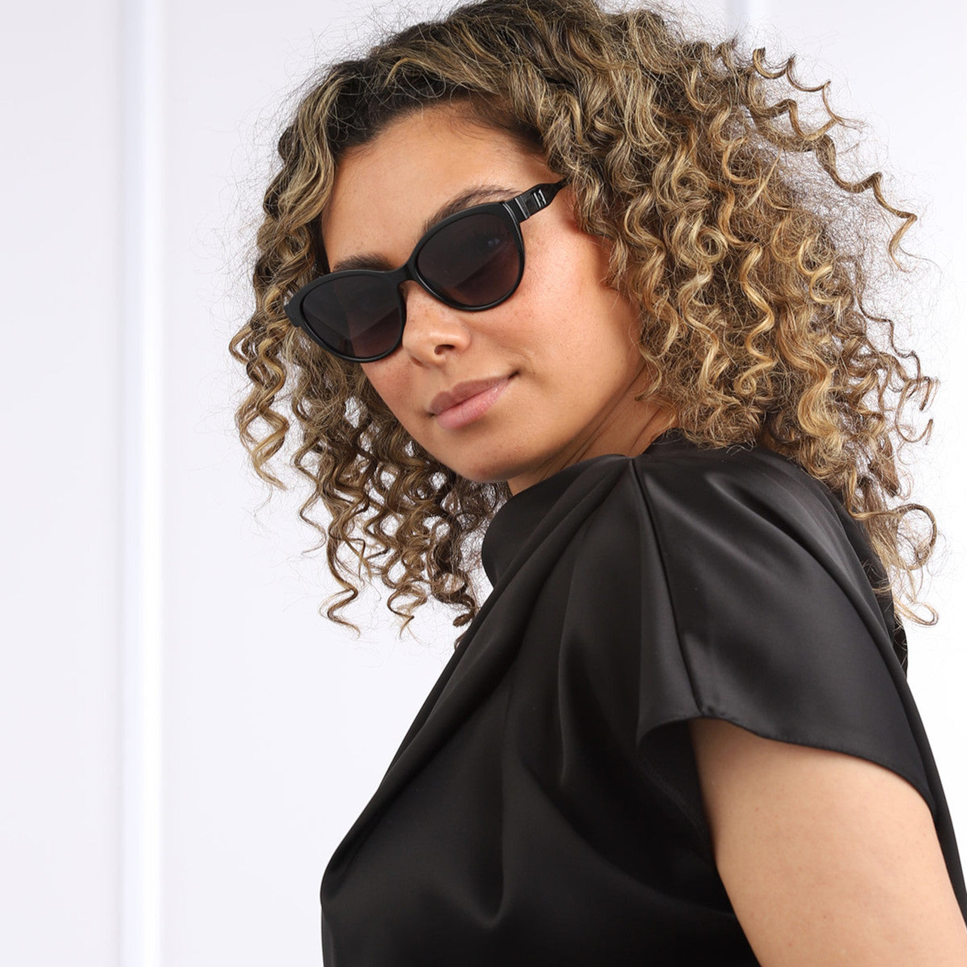 Karl Lagerfeld Zwarte Zonnebril KL6099S-001