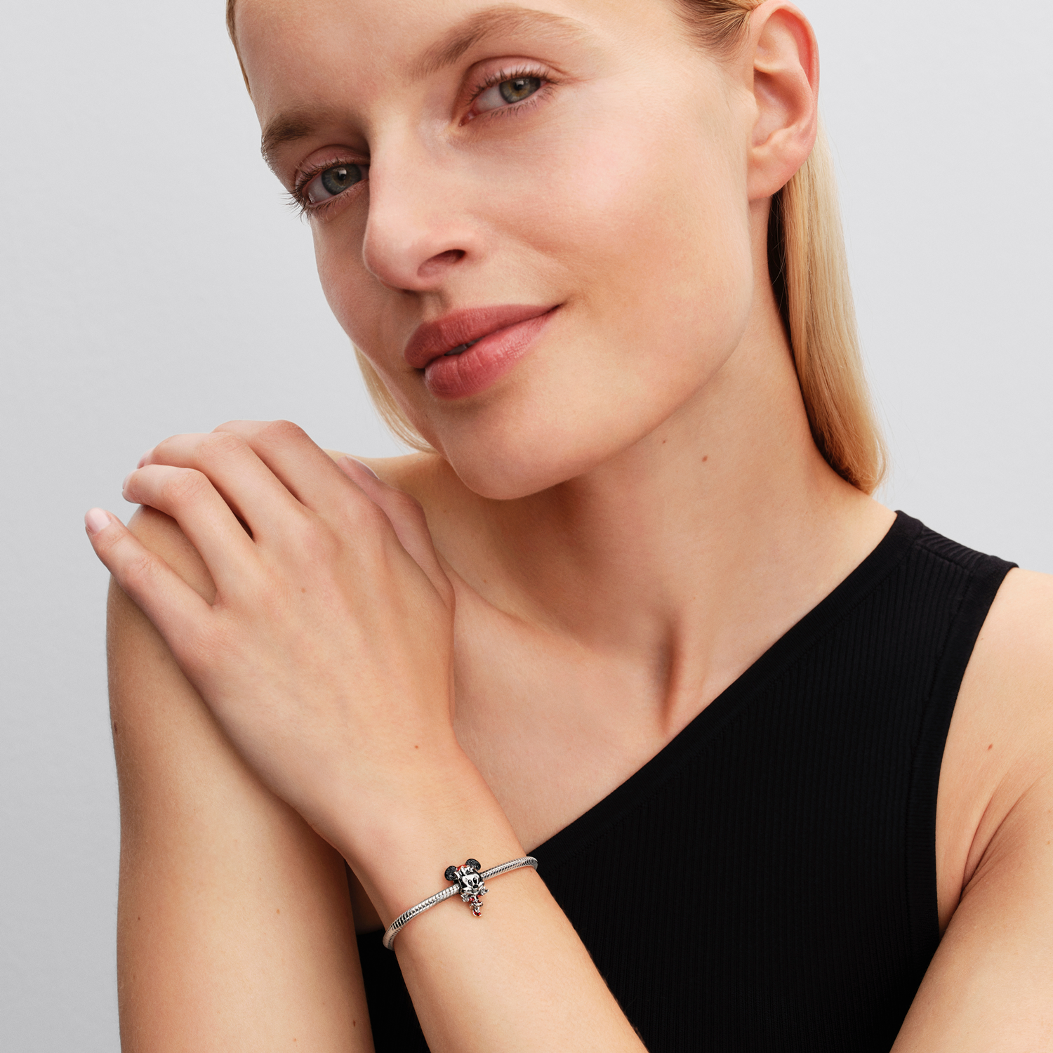 Pandora Disney 925 Sterling Silver Minnie Mouse Holiday Charm 794218C01