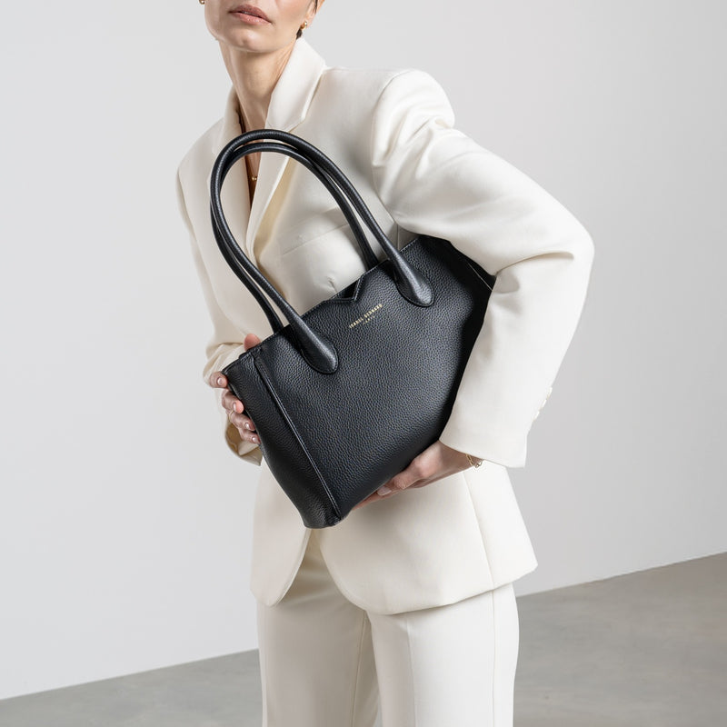 Isabel Bernard Honoré Cloe Midi Zwarte Kalfsleren Handtas IB25082-001-zoom-