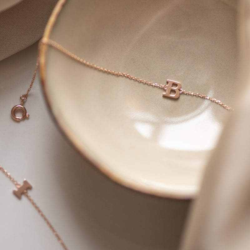 Isabel Bernard La Concorde Rachel 14 Karaat Rosé Gouden Initial Armband IB320042-Z-zoom-